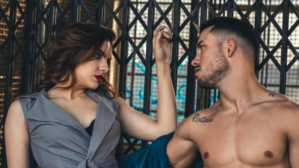 Femeile pot mirosi bărbații singuri și pe cei însurați, la propriu