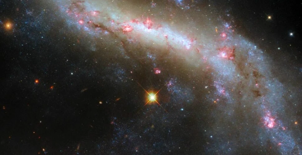 Telescopul Hubble a surprins luminile unei galaxii uimitoare