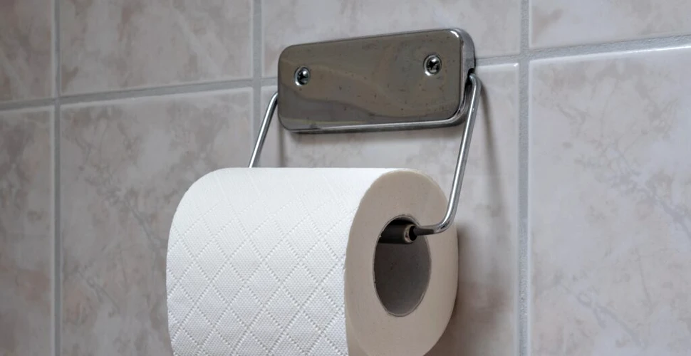 Cum agățăm corect hârtia igienică la toaletă?