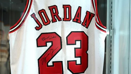 Cu cât s-a vândut la licitație tricoul olimpic al starului NBA Michael Jordan?