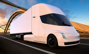 Camionul Tesla a fost zărit în „sălbăticia” unei autostrăzi