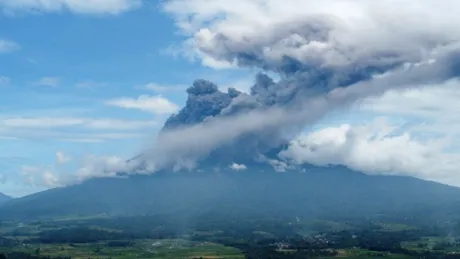Erupție spectaculoasă! Un vulcan din Indonezia a aruncat cenușă la peste 1 kilometru înălțime
