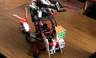 Robo-Manager: robotul care în doar câteva zeci de secunde rezolvă renumitul cub Rubik