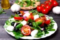 Dieta mediteraneană ar putea „învinge depresia”. Cum influențează alimentele starea de spirit?