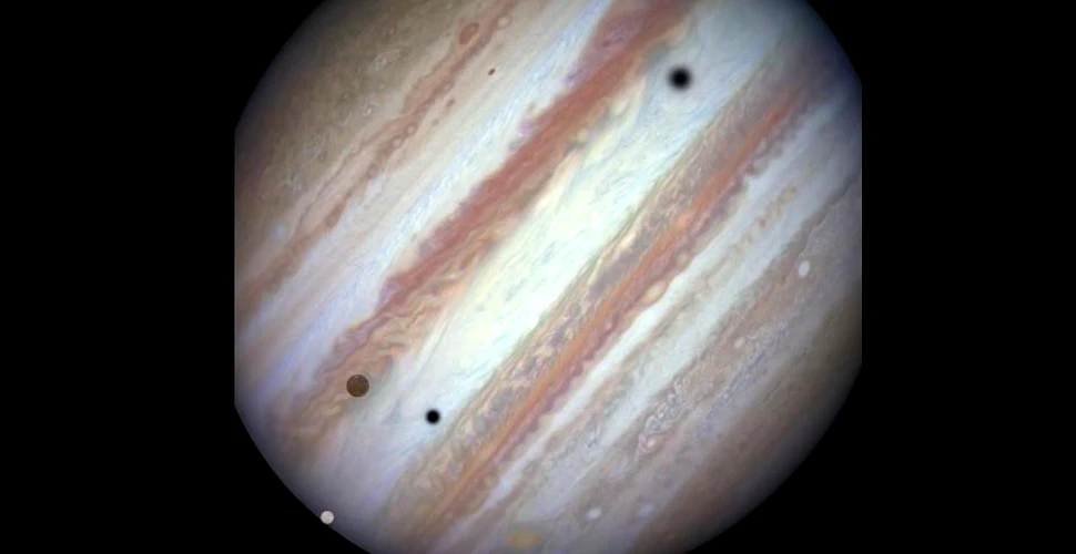 Conjuncţie rară a trei dintre sateliţii principali ai planetei Jupiter, fotografiată de NASA