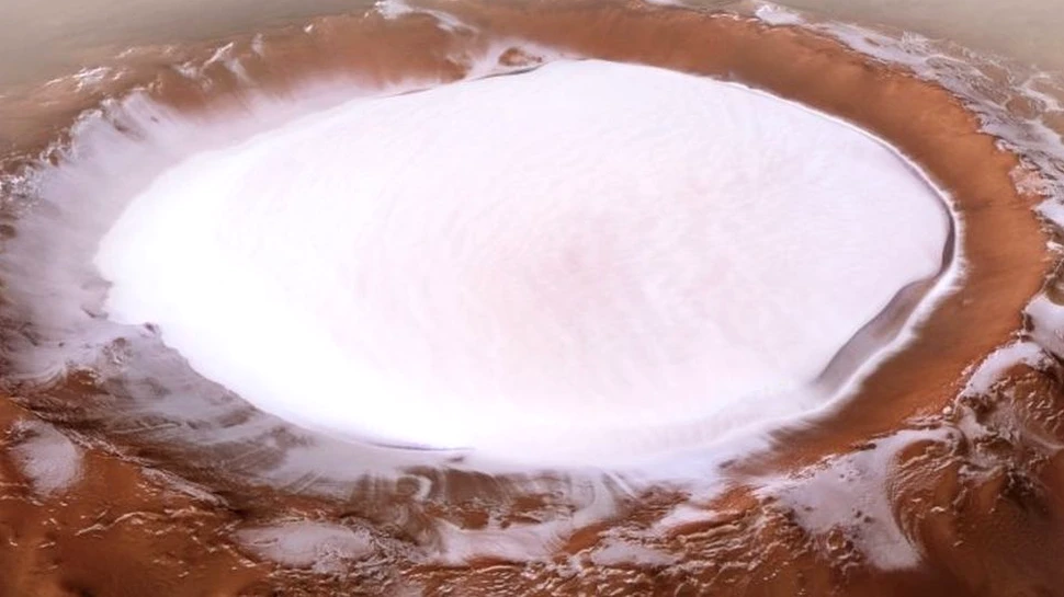 Planeta Marte ”s-a împodobit” pentru Crăciun. O imagine uimitoare arată un crater uriaş plin cu apă îngheţată