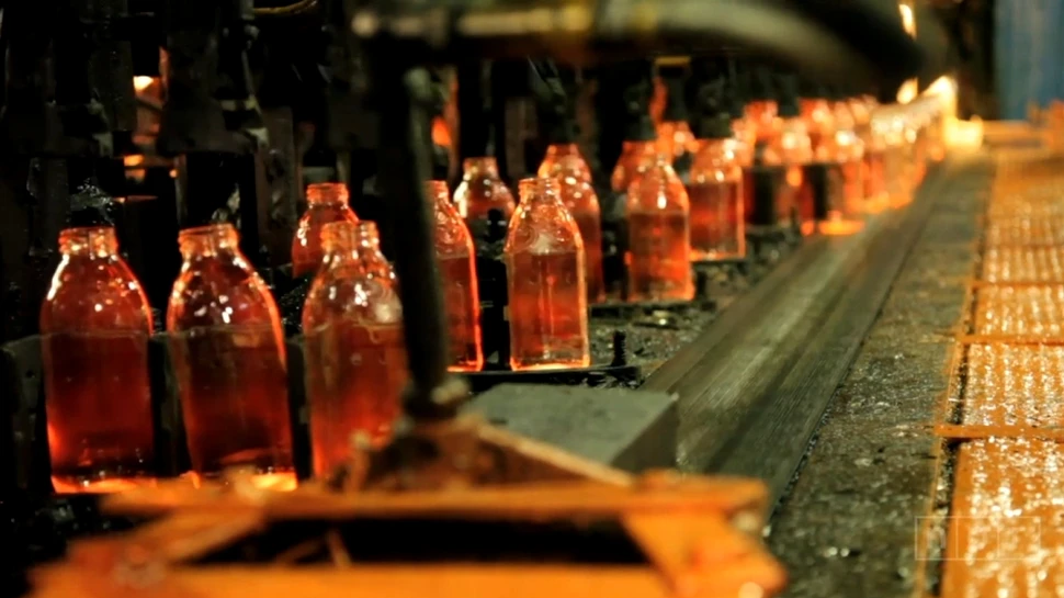 Cum sunt transformate sticlele vechi în unele noi? (VIDEO)