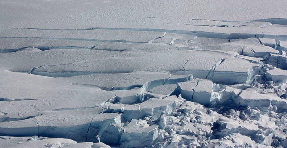 Fenomenul straniu observat în Groenlanda. O reţea uriaşă de crăpături seacă lacurile din regiune