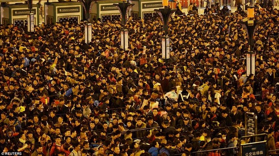 Ce se întâmplă când trenurile întârzie în China. GALERIE FOTO
