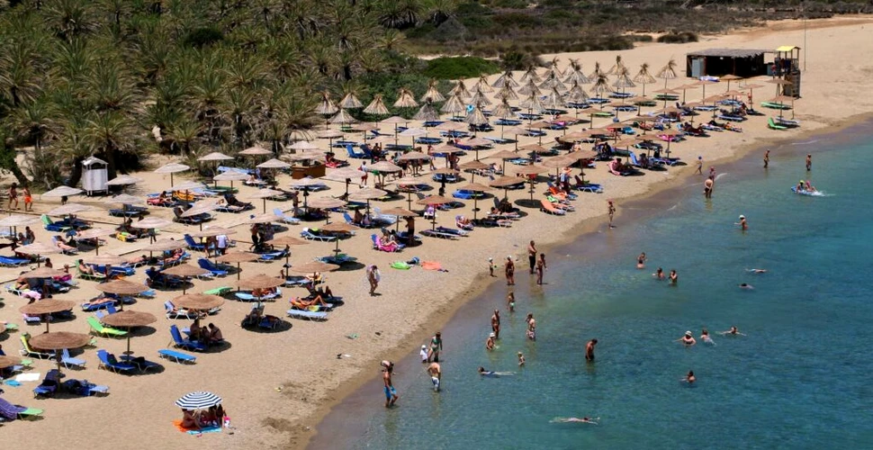 Un britanic a fost găsit mort pe o plajă din Creta. A stat ore întregi pe un șezlong
