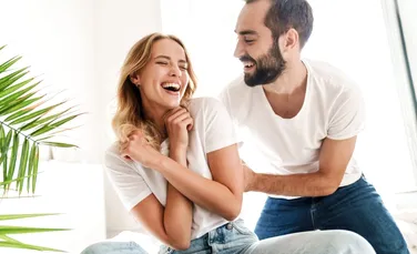 Semne că social media strică relația de cuplu. Cauze, efecte, soluții. Nu lăsa notificările să îți dicteze viața