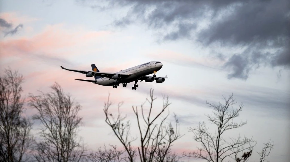Un bărbat infectat cu SARS-CoV-2 s-a deghizat în propria soţie pentru a călători cu avionul