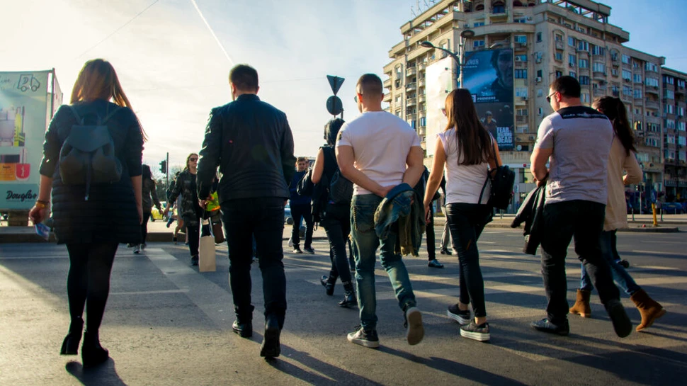 Românii se tem de „gura lumii”, arată un studiu