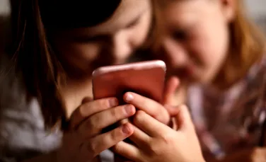 Tot mai mulți copii și tineri se deconectează voluntar de la smartphone-uri
