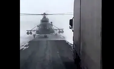 Un elicopter militar a apărut din senin în mijlocul unei autostrăzi. Ce l-a întrebat pilotul pe un şofer