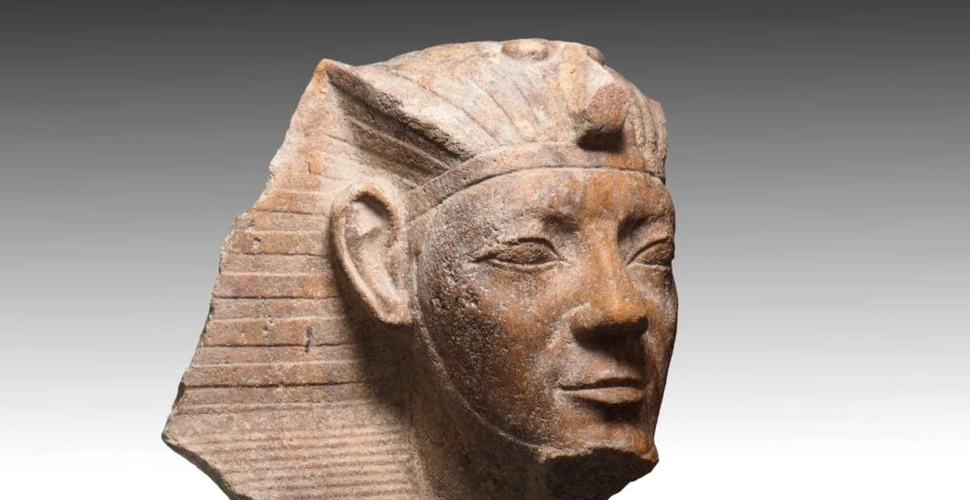 Statui egiptene antice, care înfățișează chipul unui faraon, dezgropate la un templu al Soarelui