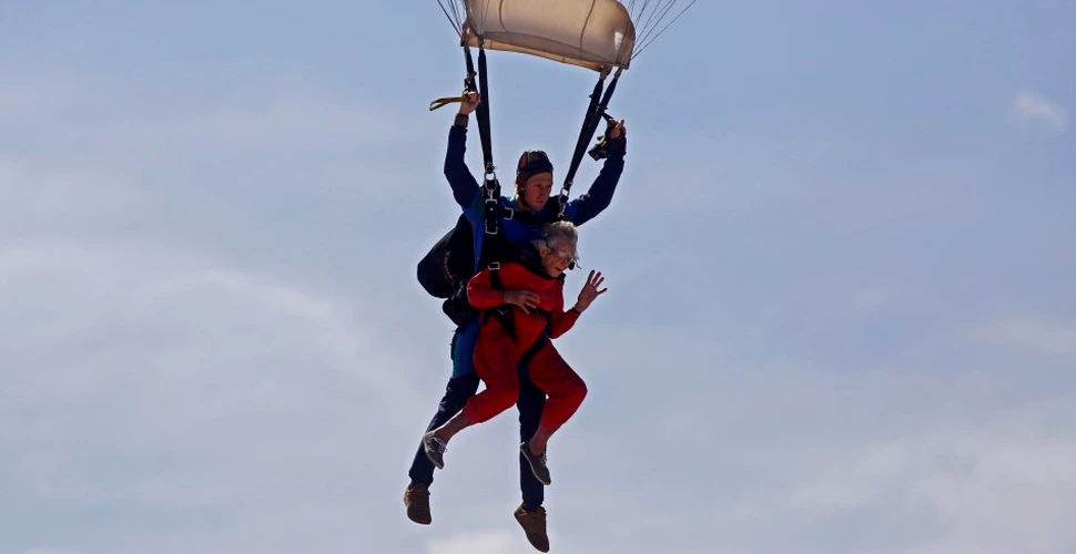 O femeie din Africa de Sud a sărbătorit împlinirea vârstei de 100 de ani printr-un salt cu paraşuta