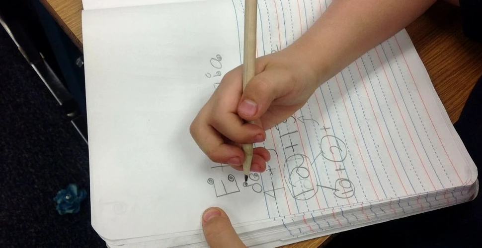 De ce scrisul de mână ne face copiii mai deștepți, chiar dacă este o provocare pentru creier