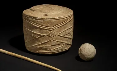 O tobă de cretă din neolitic, cea mai importantă piesă de artă preistorică descoperită în ultimii 100 de ani