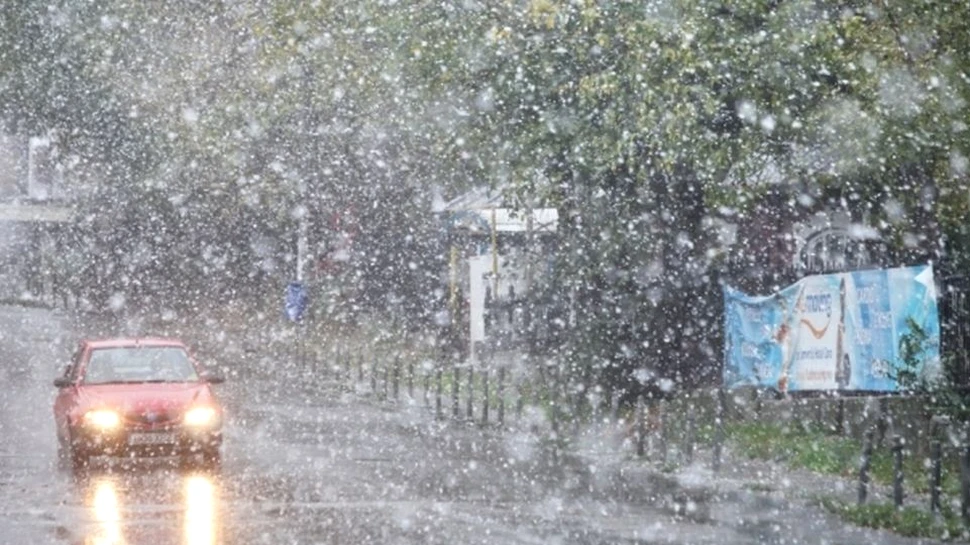 Ninsoare în luna august într-o zonă din România. Cât atinge stratul de zăpadă. ”Au fost 36 de grade sâmbătă, iar acum sunt 6 grade” – FOTO