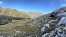 Adânc într-o peșteră izolată de munte, oamenii preistorici extrăgeau un mineral verde misterios