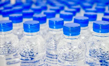 Multinaționalele extrag miliarde de litri de apă naturală pentru a le vinde în sticle din plastic