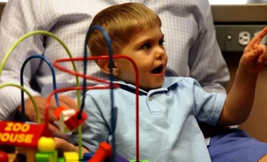 Reuşită extraordinară a ştiinţei: un copil de 3 ani aude pentru prima dată după un implant revoluţionar (VIDEO)