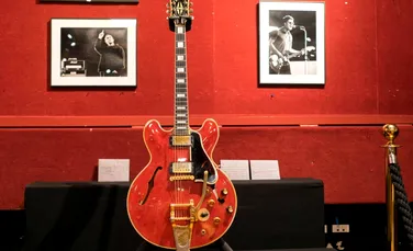 O chitară Gibson, distrusă în noaptea în care legendara trupă Oasis s-a despărțit, vândută cu 300.000 de euro