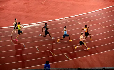 De ce atleții aleargă în sens antiorar?