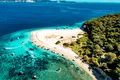 Autoritățile din Grecia interzic șezlongurile și umbrelele pe plaje