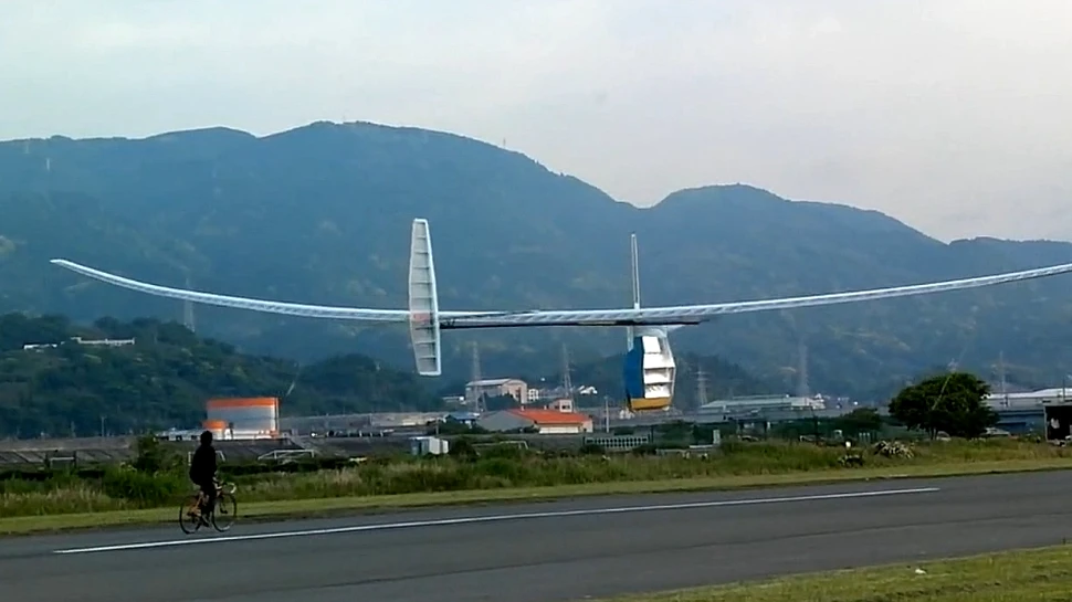 Japonezii vor pedala 120 de km pentru a stabili un nou record cu avionul cu propulsie umană (VIDEO)