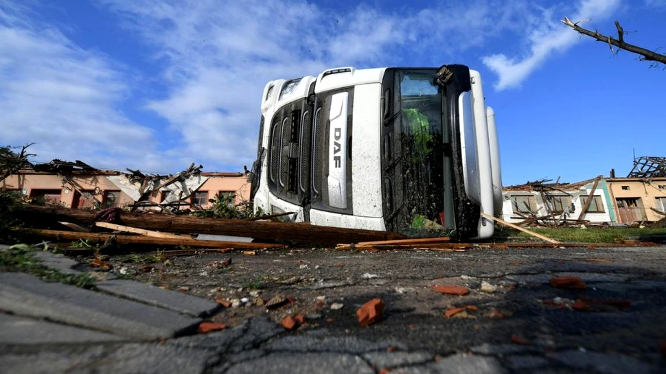 Tornada puternică care a lovit Cehia, considerată „o adevărată apocalipsă”. Cel puțin cinci morți și sute de răniți