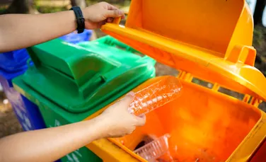 Greșelile banale care încurcă reciclarea. Ce nu trebuie aruncat în containerele pentru ambalaje