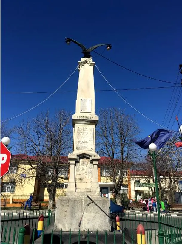 Vulturul monument cu becuri în cioc şi pe aripi din Prahova
