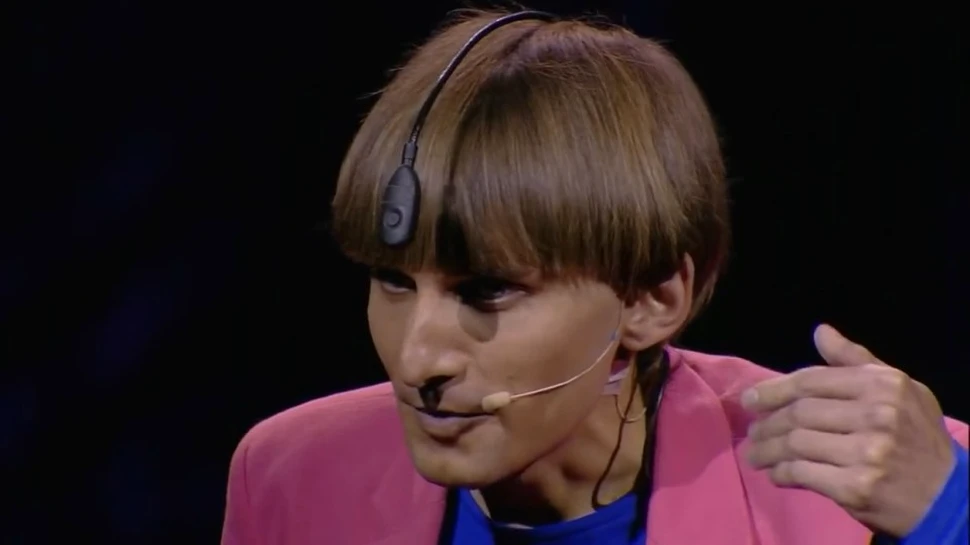 Neil Harbisson, primul cyborg oficial din lume va veni în premieră în România