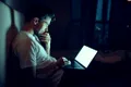 „Bedtime stacking”, trendul de pe TikTok care transformă patul într-un birou. De ce specialiștii nu îl recomandă