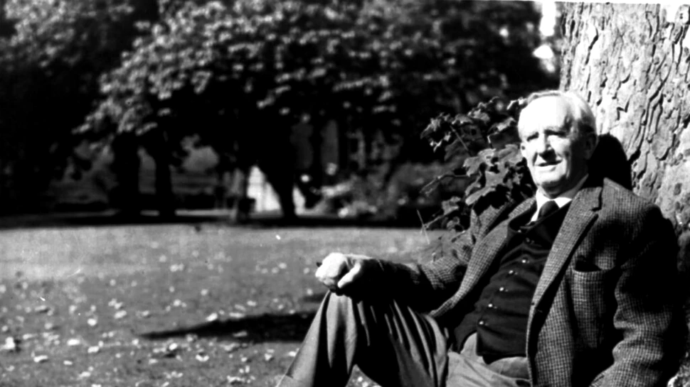 J.R.R. Tolkien, autorul uneia dintre cele mai frumoase cărți de fantezie – Stăpânul Inelelor. „Nu tot ce strălucește este aur și nu toți cei care rătăcesc sunt pierduți”