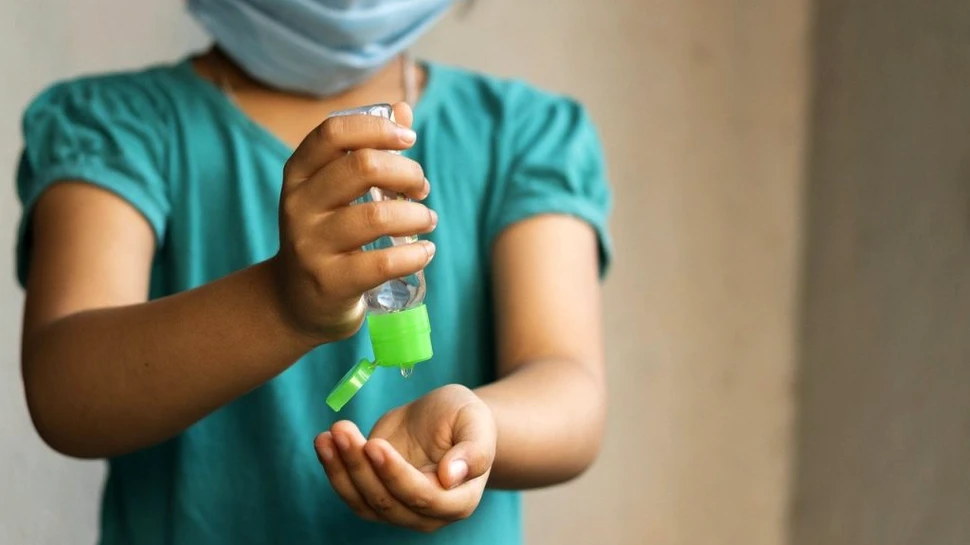 Sfaturile unui medic pentru părinții care vor să-și convingă copiii să poarte măștile de protecție