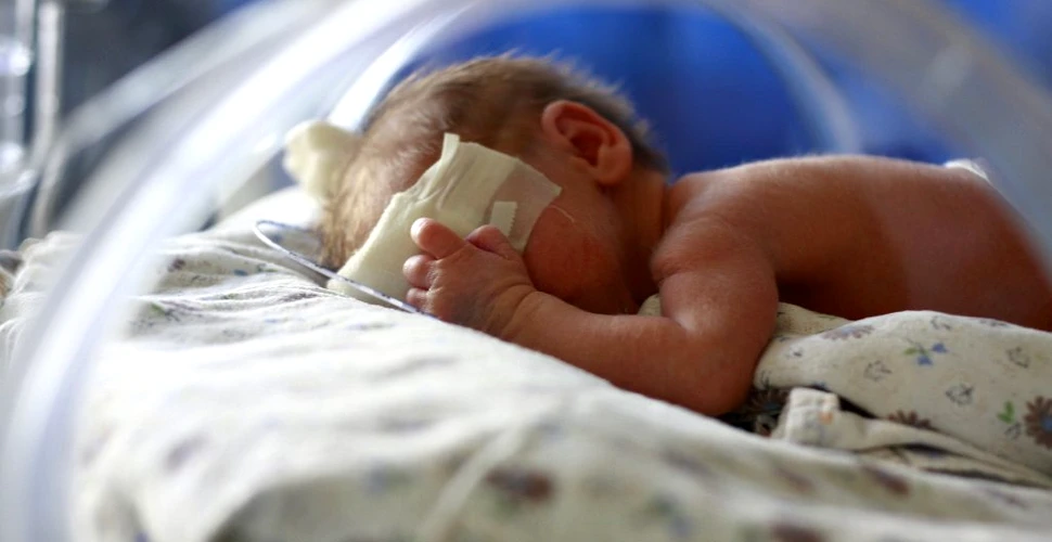 Mortalitatea nou-născuţilor a scăzut în România, însă viaţa multora depinde de ceva esenţial. Harta mortalităţii, judeţ cu judeţ