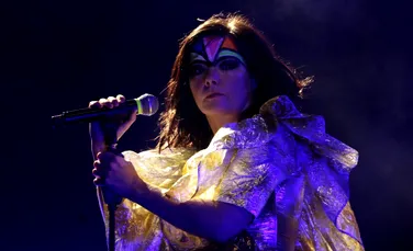 Björk, unul dintre cei mai influenți pionieri în muzica electronică și experimentală. A stârnit controverse la Oscaruri atunci când, de sub rochia ei de lebădă, a căzut un ou de struț