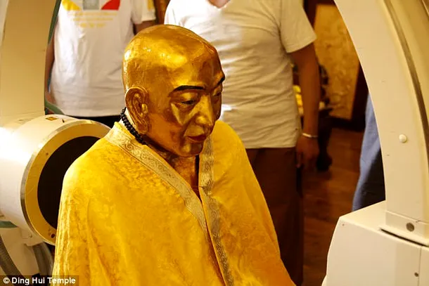 Mumia budistă cu rămăşiţe intacte