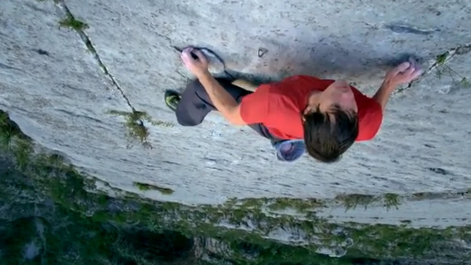 Un pas greşit şi ar fi murit. Imagini incredibile cu un alpinist care a urcat pe o stâncă verticală fără echipament de protecţie (VIDEO)