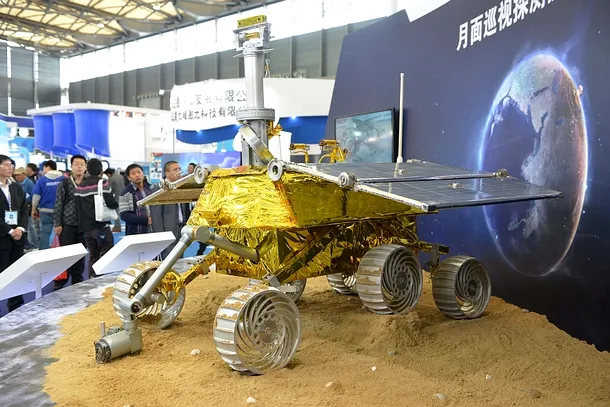 Roverul Iepurele de jad, înzestrat cu panouri solare pentru a se alimenta cu energie, va avea sarcina de a efectua analize ştiinţifice şi de a trimite pe Terra imagini în 3D cu satelitul natural al Terrei.