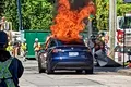 Un șofer a rămas temporar blocat în mașina sa Tesla, cuprinsă de flăcări