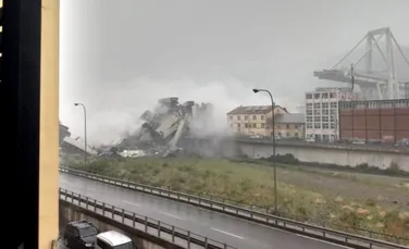 Zeci de morţi după ce un pod rutier de pe autostradă, prăbuşit de la o înălţime de 100 m, în apropiere de oraşul Genova.
