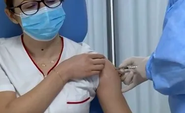 Urmarea vaccinării împotriva COVID-19 în România. Cu cât au scăzut cazurile de infectare în rândul personalului medical