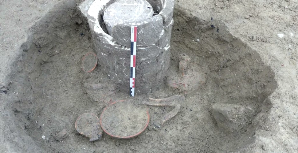 Înmormântări prin incinerare, folosind o urnă în altă urnă, au fost descoperite în Franța