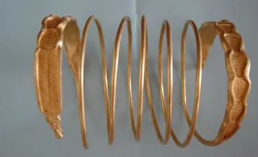 Inca o bratara dacica din aur descoperita in Romania