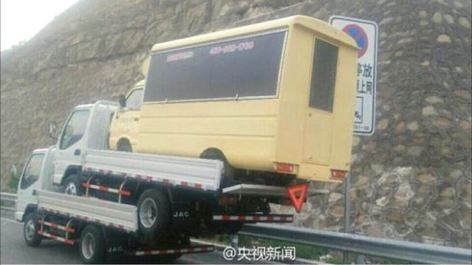 Un şofer chinez a condus trei camioane încărcate unul peste celălalt. Ce s-a întâmplat când l-a oprit poliţia