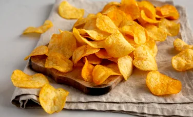 Mâncare nesănătoasă, dar mai puțin dăunătoare: Ce recomandă experții în nutriție dacă poftești la „junk food”